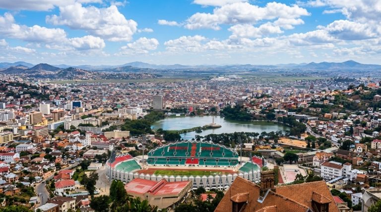 Vue panoramique d’Antananarivo avec le stade et le lac Anosy en arrière-plan
