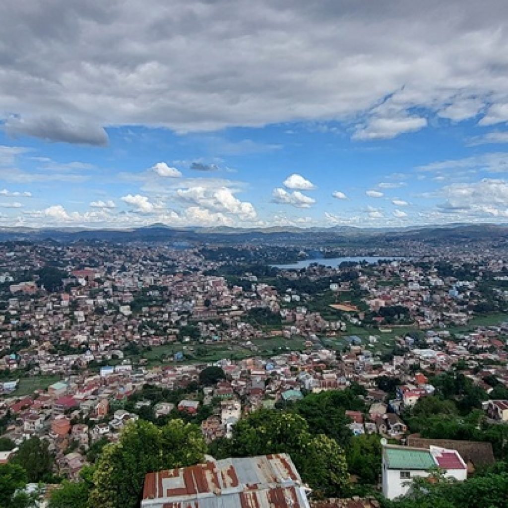 Vue panoramique d’Antananarivo depuis les hauteurs de la Haute Ville avec collines, maisons et rizières