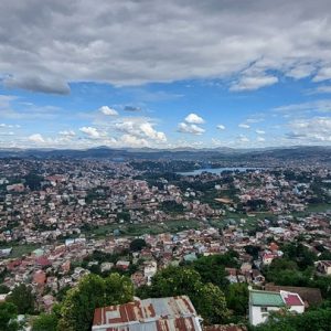 Vue panoramique d’Antananarivo depuis les hauteurs de la Haute Ville avec collines, maisons et rizières
