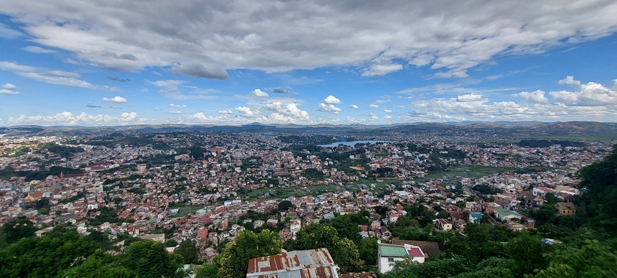 Vue panoramique d’Antananarivo depuis les hauteurs de la Haute Ville avec collines, maisons et rizières