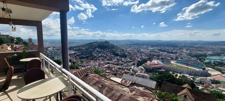 Madagascar est-il sûr ? Vue panoramique sur Antananarivo depuis les hauteurs de la capitale malgache Caption Description