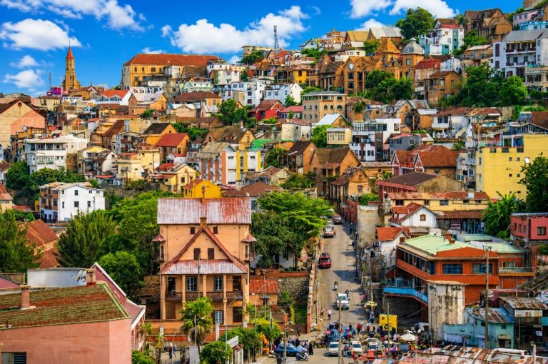 Vue panoramique sur les collines et les quartiers d’Antananarivo sous un ciel bleu à Madagascar