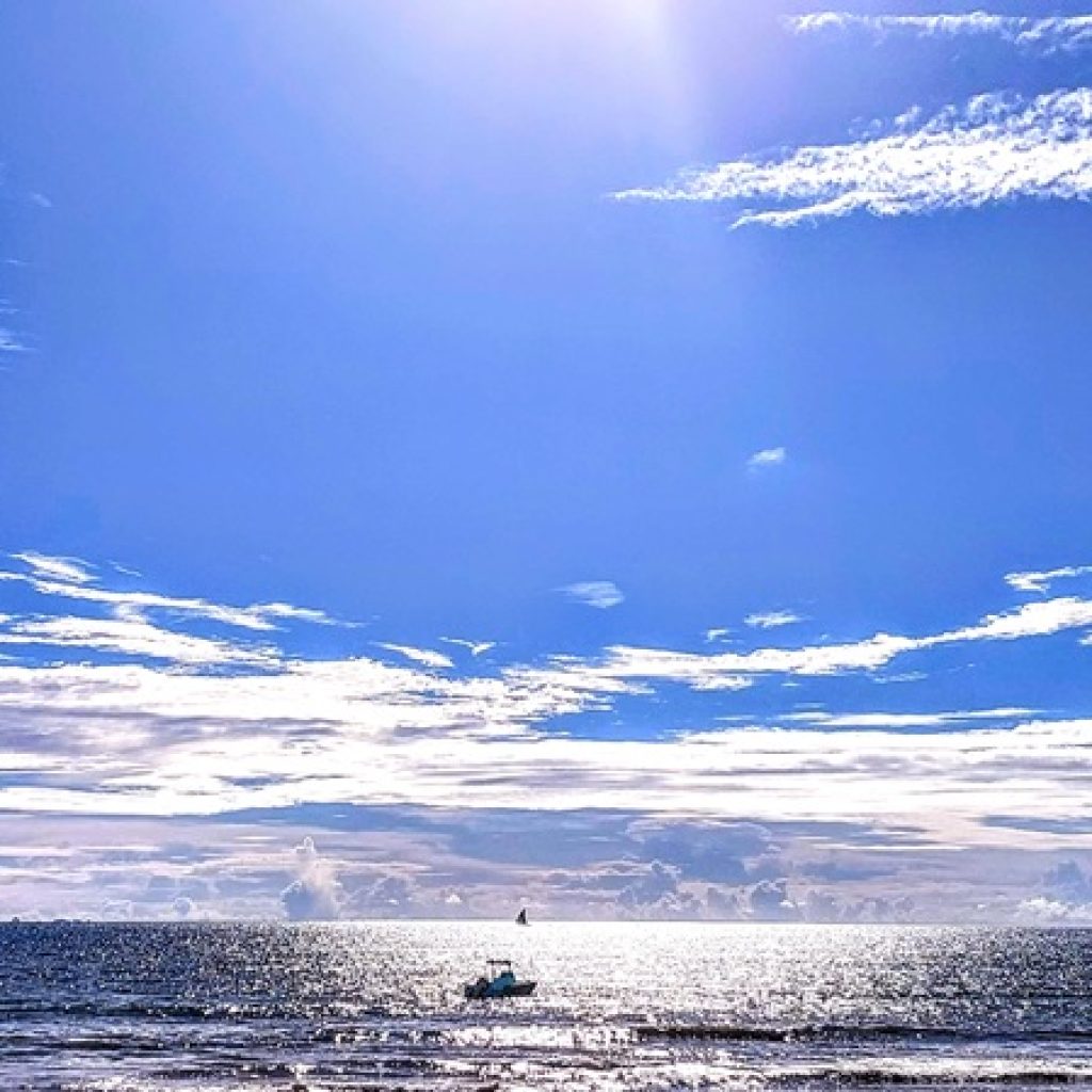 Plage tropicale et océan sous un ciel bleu dans le nord de Madagascar