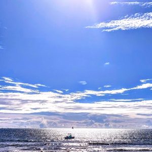 Plage tropicale et océan sous un ciel bleu dans le nord de Madagascar