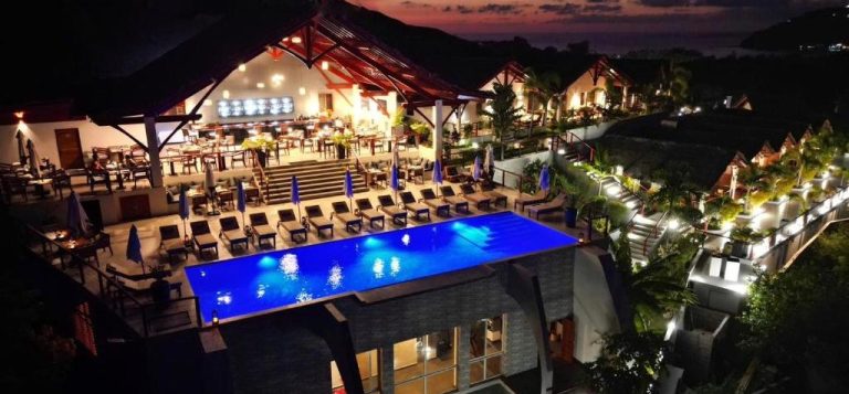 Piscine à débordement et restaurant de l'Andriana Resort & Spa à Nosy Be au coucher du soleil