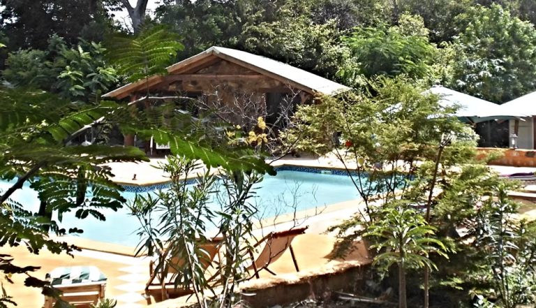 Parcs nationaux de Madagascar – piscine et hébergements de l’Ankarana Lodge à proximité du Parc National de l’Ankarana Légende : Description :