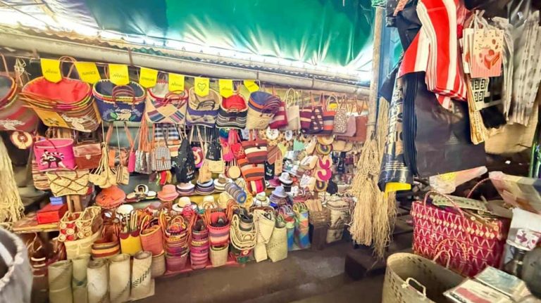 Comment se déplacer à Madagascar : marché artisanal malgache accessible lors d'un voyage à travers le pays