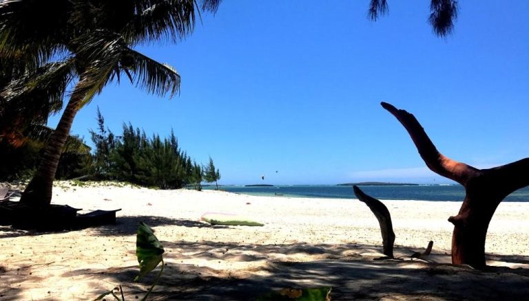 Plages de Madagascar à la Baie de Sakalava avec sable blanc, lagon turquoise et spot de kitesurf près de Diego Suarez