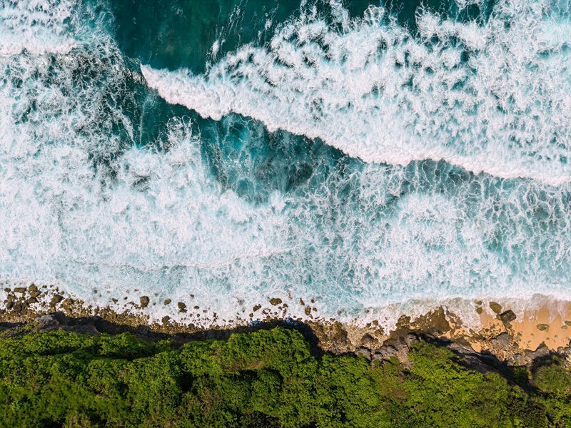 Day trips from Bali featuring dramatic coastline views and turquoise waters along Bali's southern shore