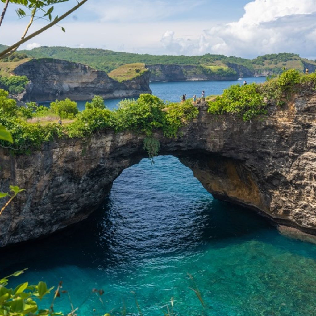 Broken Beach at Nusa Penida featured in this Nusa Penida travel guide, showing the island's famous natural rock arch and turquoise ocean