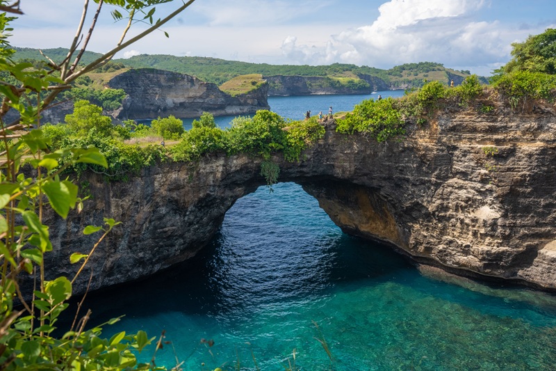 Broken Beach at Nusa Penida featured in this Nusa Penida travel guide, showing the island's famous natural rock arch and turquoise ocean