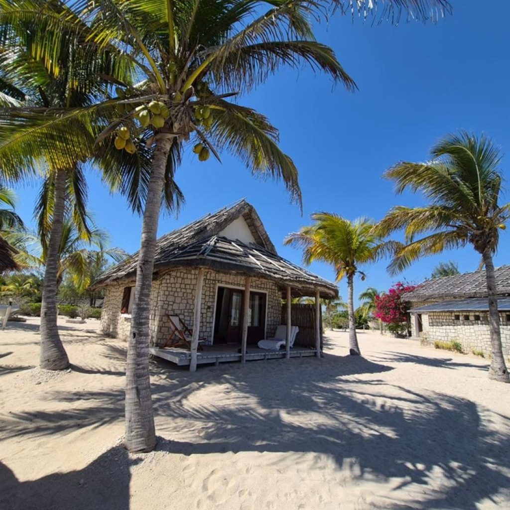 Où dormir à Madagascar : bungalow en bord de plage à Tuléar avec palmiers et sable blanc