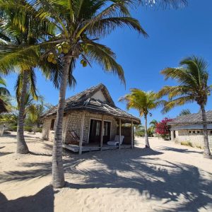 Où dormir à Madagascar : bungalow en bord de plage à Tuléar avec palmiers et sable blanc
