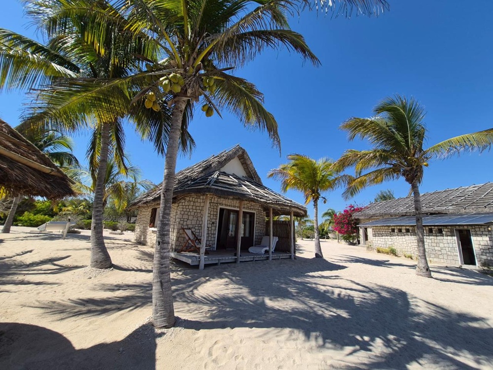 Où dormir à Madagascar : bungalow en bord de plage à Tuléar avec palmiers et sable blanc