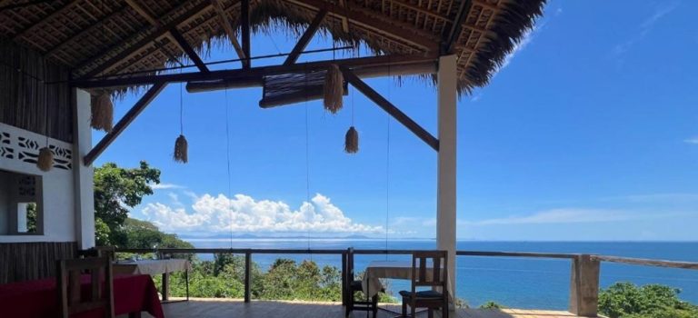 Terrasse du Canopée Lodge à Nosy Be avec vue panoramique sur l’océan Indien et la côte de Madagascar