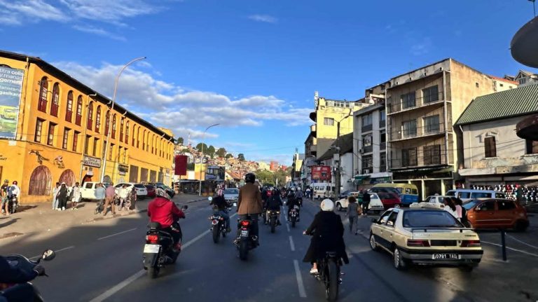 Comment se déplacer à Madagascar : circulation urbaine et transports dans les rues d'Antananarivo, la capitale malgache