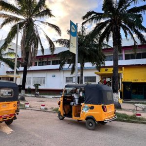 Comment se déplacer à Madagascar : taxi-brousse et tuk-tuks devant une gare routière à Mahajanga