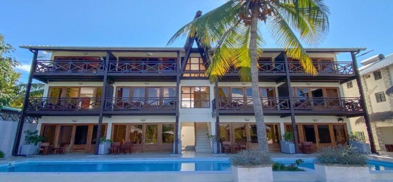 Façade de l'Hôtel Baobab Café à Morondava avec piscine extérieure et chambres avec balcon Légende : Description :