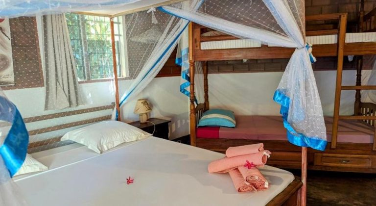 Chambre familiale avec lits superposés et moustiquaires à l'Hotel Lakana Ramena à Ramena, Madagascar Légende : Description :