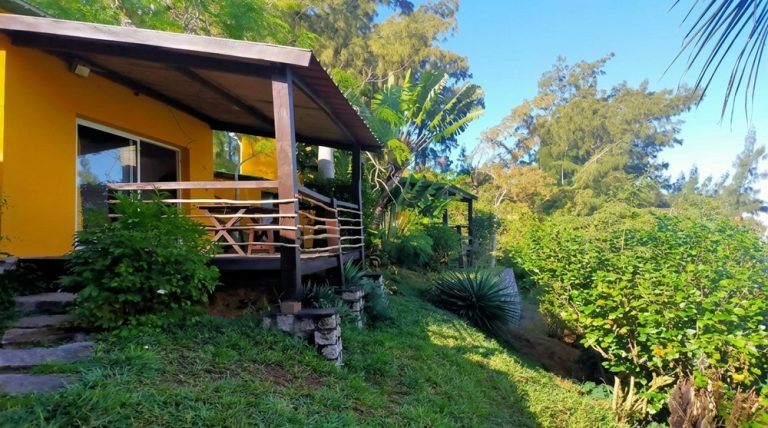 Bungalows de l'Hôtel Lavasoa entourés d'un jardin tropical à Fort-Dauphin, Madagascar