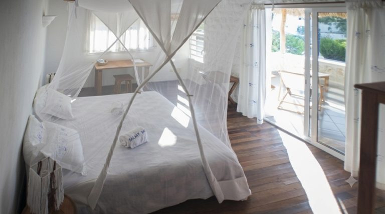 Chambre lumineuse avec lit à baldaquin et terrasse privée à l'Hôtel Salary Bay, Madagascar