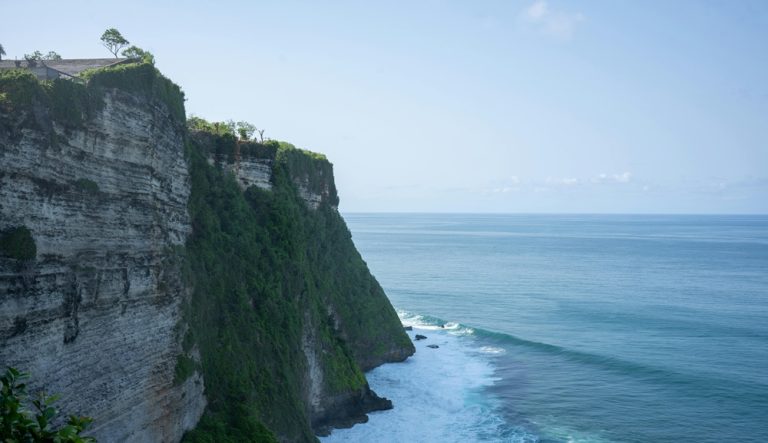 Dramatic ocean views from Karang Boma Cliff featured in this Uluwatu travel guide