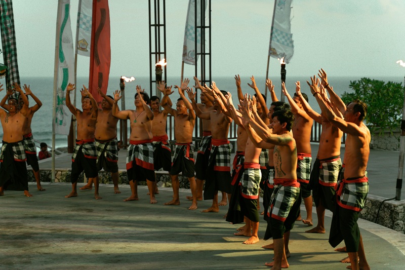 Kecak Fire Dance performance during sunset at Uluwatu Temple in this Uluwatu travel guide