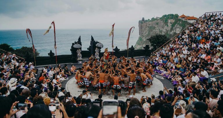 Crowds watching the famous Kecak Fire Dance performance in this Uluwatu travel guide