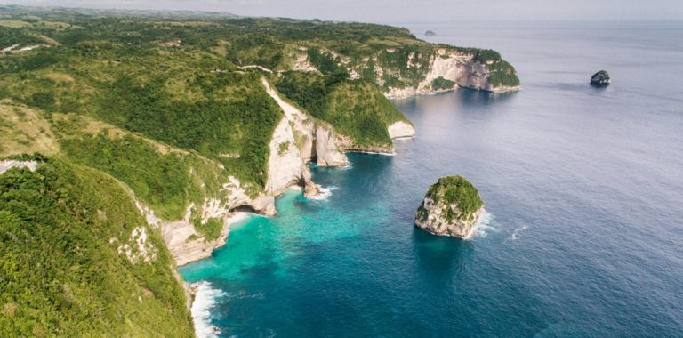 Kelingking Beach featured in this Nusa Penida travel guide, showcasing dramatic limestone cliffs and the turquoise coastline of Nusa Penida Island