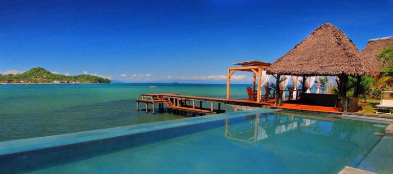 L’Heure Bleue à Nosy Be, hôtel de charme avec piscine à débordement et vue sur la baie de Madagascar