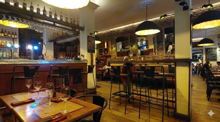 Intérieur de La Petite Brasserie de Tana, restaurant réputé à Antananarivo