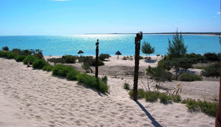 Plages de Madagascar à Salary Bay avec sable blanc, lagon turquoise et paysage préservé du sud-ouest
