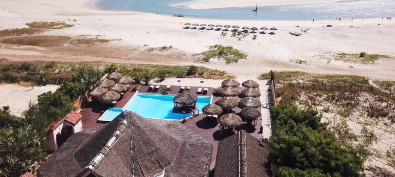 Laguna Beach à Morondava près de l’allée des baobabs à Madagascar avec piscine et plage de sable blanc