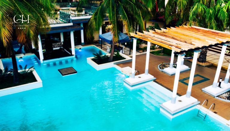 Parcs nationaux de Madagascar – piscine et jardins du Grand Hôtel Diego à Diego Suarez