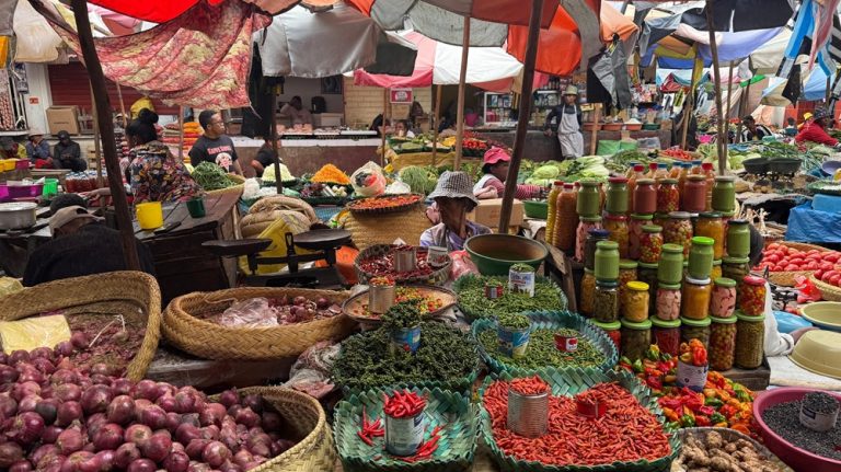 Conseils de voyage Madagascar : marché traditionnel malgache avec épices, légumes et produits locaux Légende Description