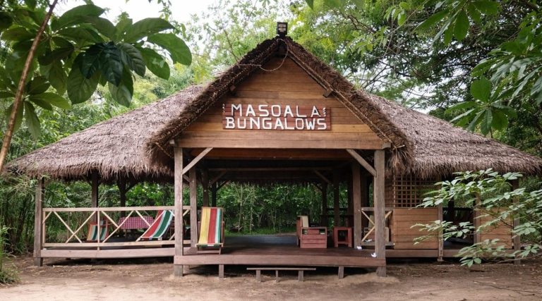 Parcs nationaux de Madagascar – Masoala Bungalows près du Parc National de Masoala dans une forêt tropicale Légende : Description :