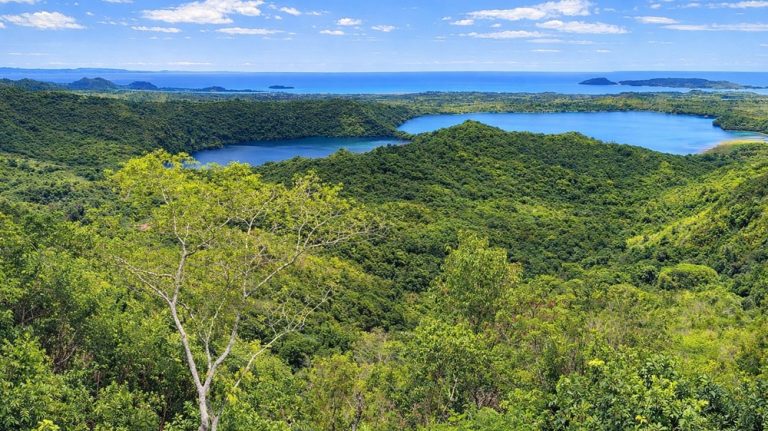 Parcs nationaux de Madagascar – vue panoramique sur les lacs, la forêt tropicale et le littoral près de Nosy Be