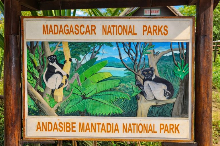 Parcs nationaux de Madagascar – panneau d’entrée du Parc National d’Andasibe-Mantadia avec illustration de lémuriens