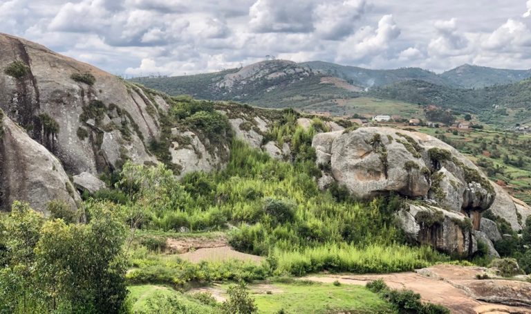 Parcs nationaux de Madagascar – formations rocheuses granitiques et paysages des Hautes Terres centrales