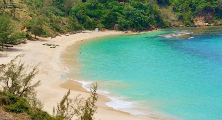 Plages de Madagascar à Libanona avec sable blanc, baie turquoise et côte sauvage près de Fort Dauphin