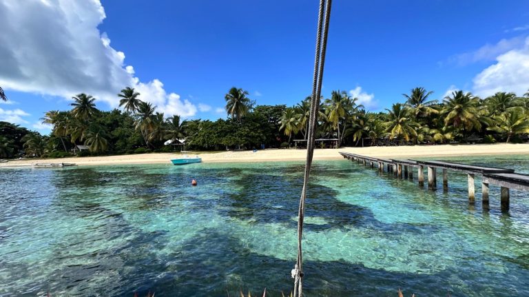 Comment se déplacer à Madagascar : plage de Sainte-Marie accessible par bateau et vol domestique