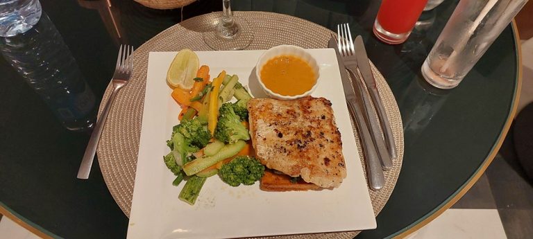 Que manger à Madagascar : filet de poisson grillé accompagné de légumes frais dans un restaurant de Madagascar Caption : Description :