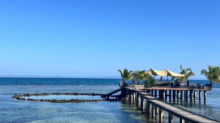 Où dormir à Madagascar : vue sur un ponton et le lagon de Sainte-Marie au bord de l’océan Indien