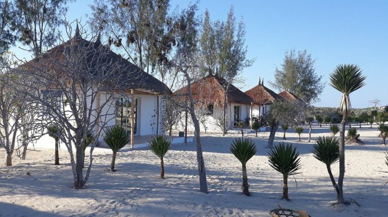 Plages de Madagascar à Anakao avec les bungalows du Prince Anakao au bord du lagon du sud-ouest