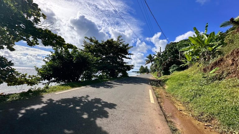 Comment se déplacer à Madagascar : route côtière de Sainte-Marie utilisée pour explorer l'île en scooter, vélo ou véhicule