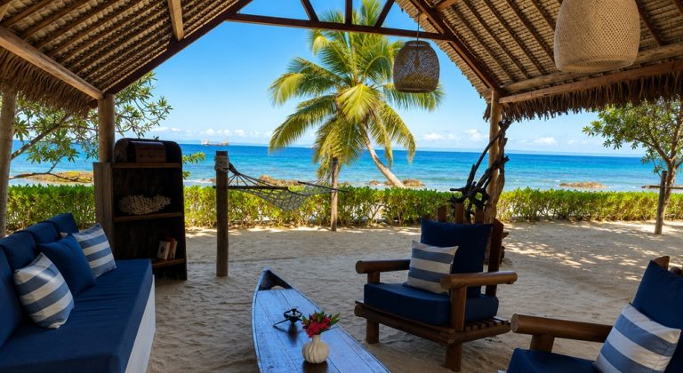 Salon ouvert sur la plage à la Maison Carrée Andilana avec vue sur l'océan à Nosy Be, Madagascar