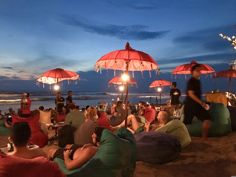 Seminyak travel guide showing travelers enjoying a beachside sunset atmosphere in Seminyak, Bali