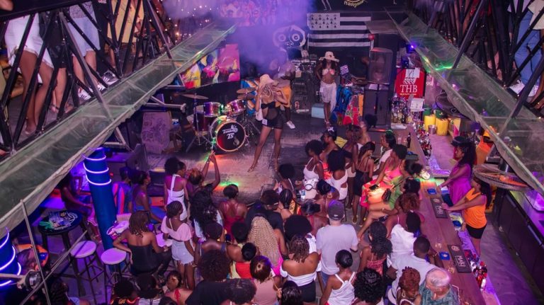Nosy Be : ambiance festive au Taxi Be, célèbre club nocturne d’Ambatoloaka Caption: Description: