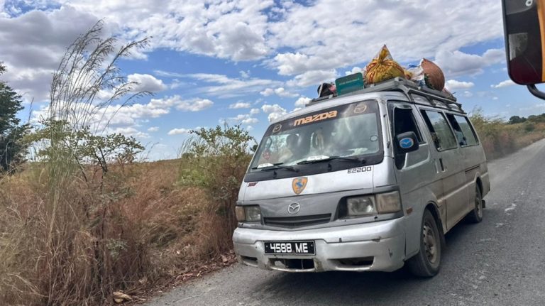 Comment se déplacer à Madagascar : taxi-brousse transportant passagers et bagages sur une route malgache