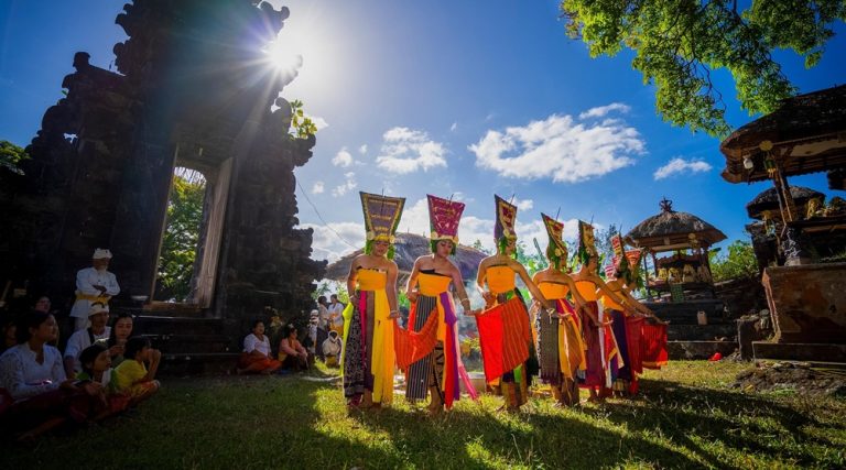 Best areas to stay in Bali guide featuring a traditional Balinese dance performance during a temple ceremony